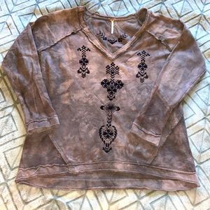 Free People☮️ -v-neck raw edges black embroidery on tie dye pull over sweatshirt